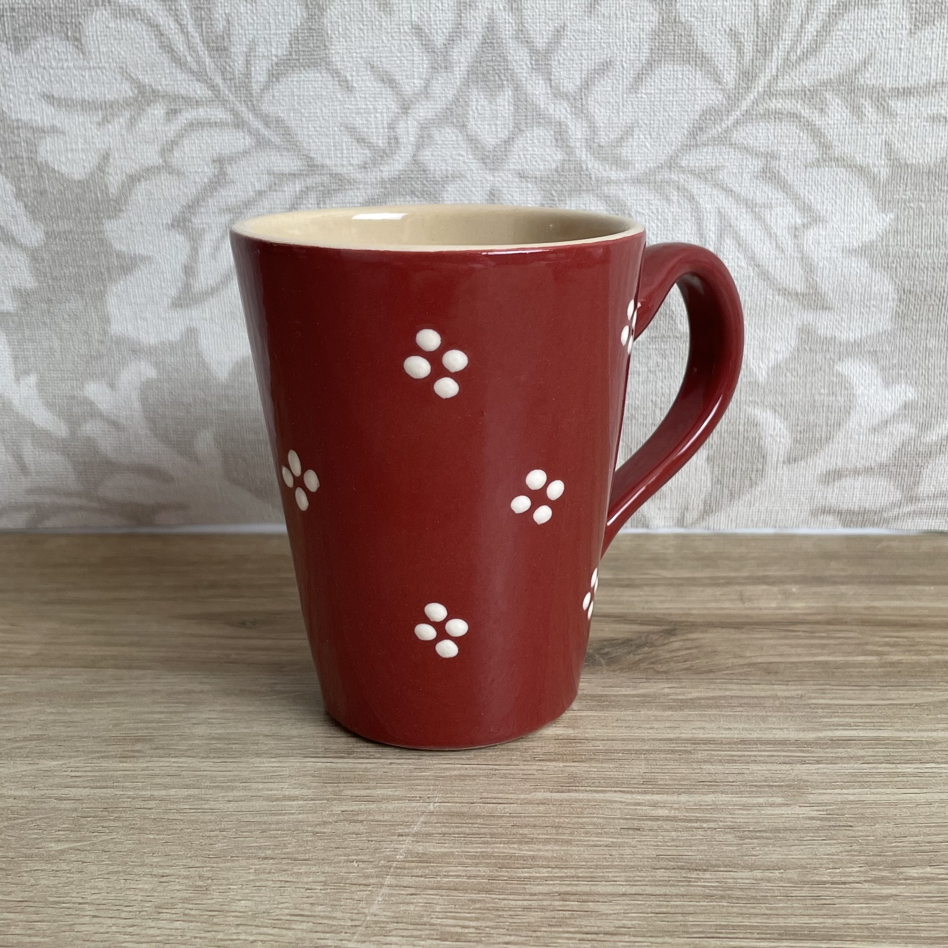 Cup red with cream points