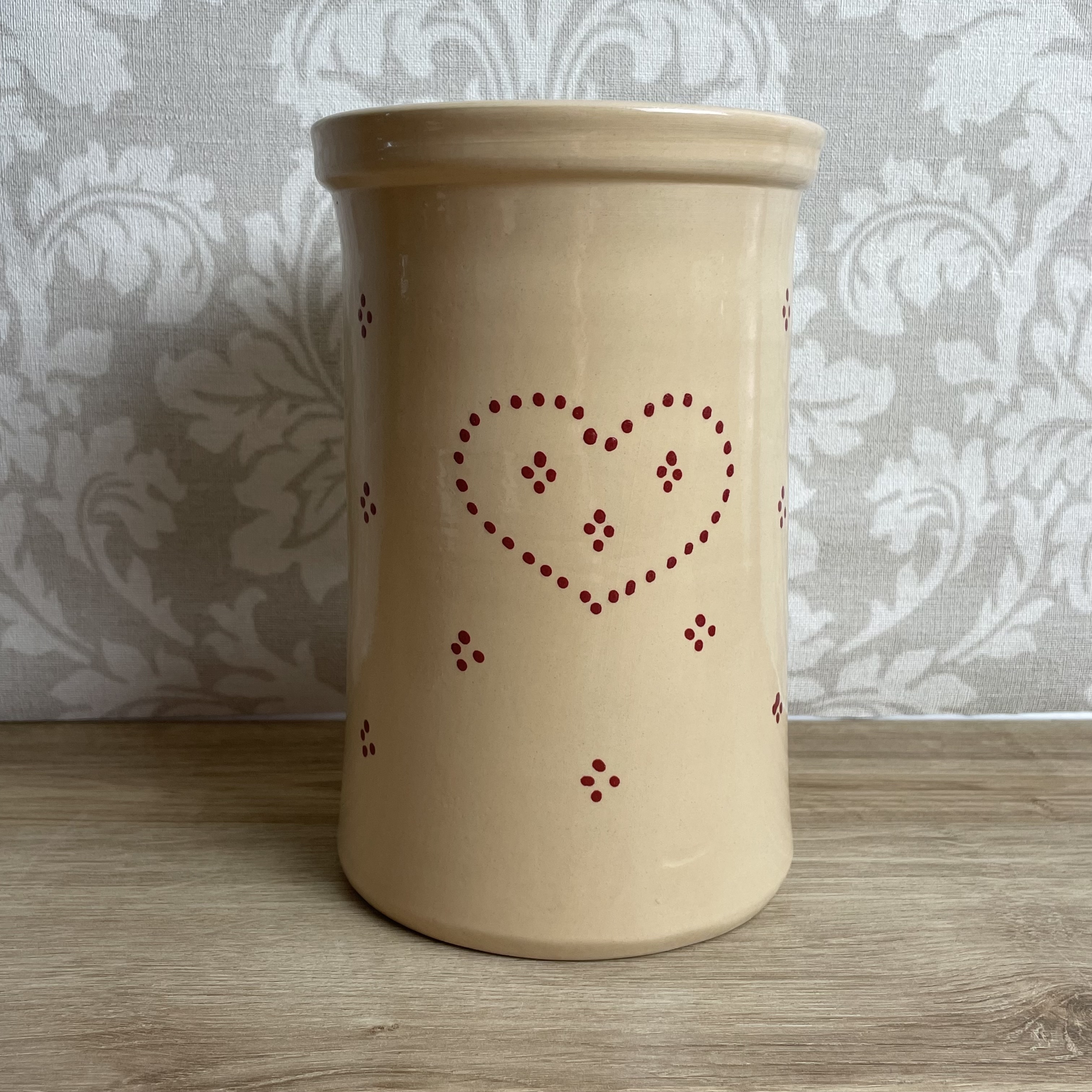 Pot kitchen utensils cream with heart