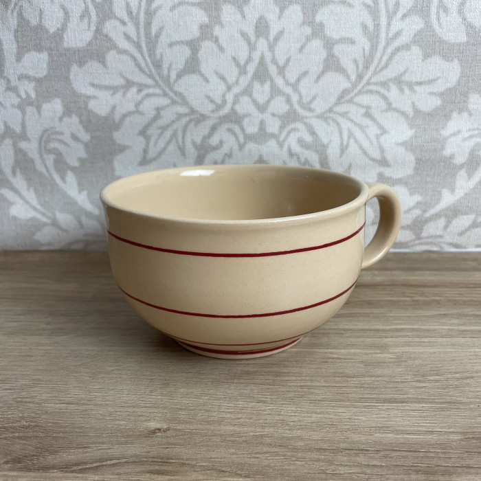 Tasse crème cerclée rouge